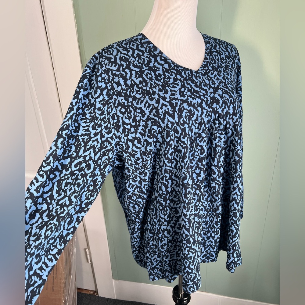 EUC Ulla Popken Sz 20 navy/light blue Geometric Pleated Tee 3/4 sleeve, v-neck